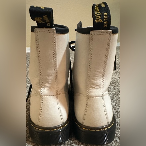 DR. MARTENS Zavala Combat
Boot in White Leather Size 7 - Unisex - Picture 3 of 6